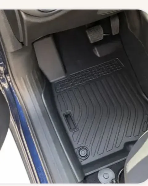 Tapete bandeja instalado, borda elevada em detalhe